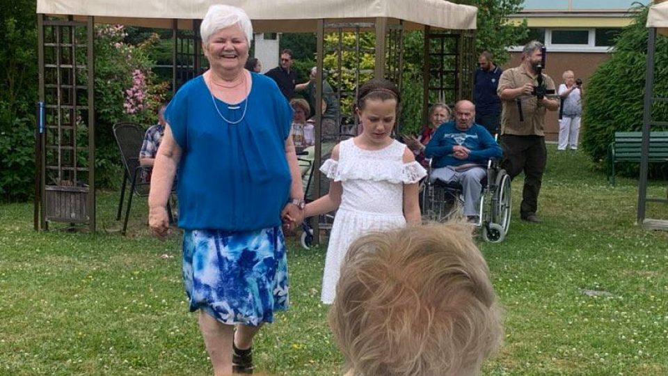 Seniorům v domě s pečovatelskou službou ve Dvoře Králové nad Labem zpestřila den netradiční módní přehlídka