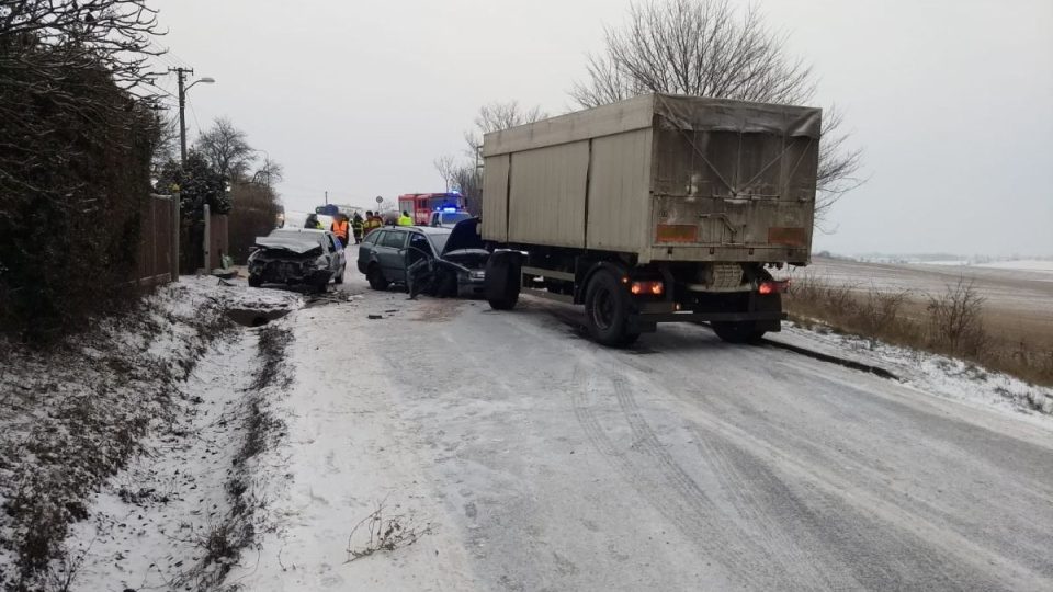 Po nehodě u Českého Meziříčí museli hasiči dvě osoby vyprostit z havarovaných aut