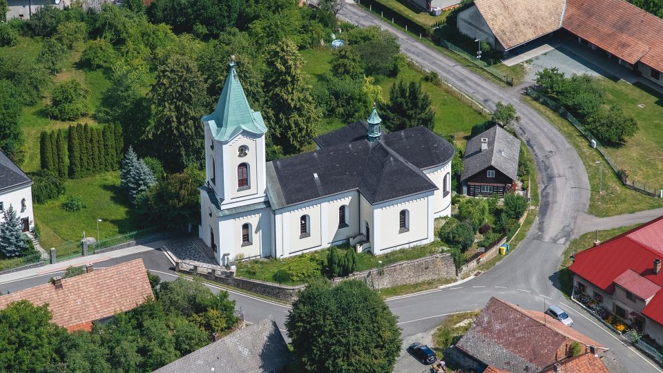 Kostel sv. Petra a Pavla ve Voděradech byl postaven kolem roku 1887 na místě původního kostela. Do obce vede modrá turistická značka počínající v Třebechovicích pod Orebem