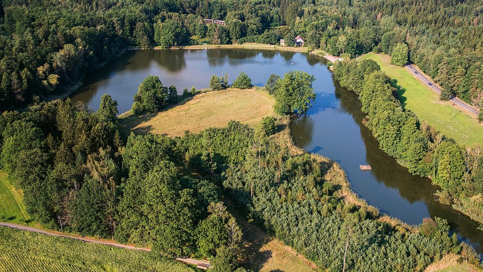 Chatový tábor Mlýnek postavili v 70. letech velinští občané v lesnaté lokalitě v blízkosti chovného rybníku Pilský. Již dříve se Mlýnek stal oblíbeným místem k táboření