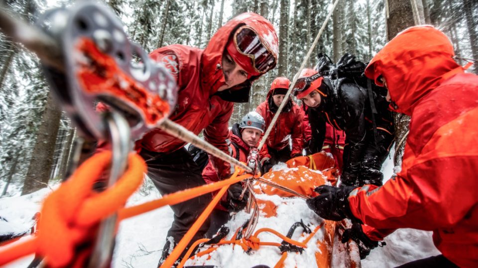 V Krkonoších prošli hasiči-lezci kurzem bezpečného pohybu a záchrany osob v nepřístupném terénu