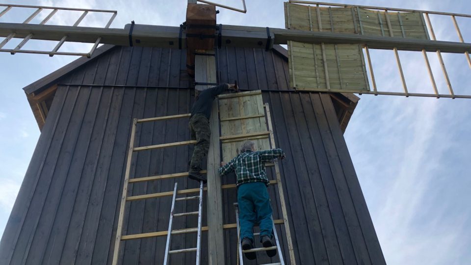 Řemeslníci dokončují stavbu repliky funkčního větrného mlýna u Borovnice
