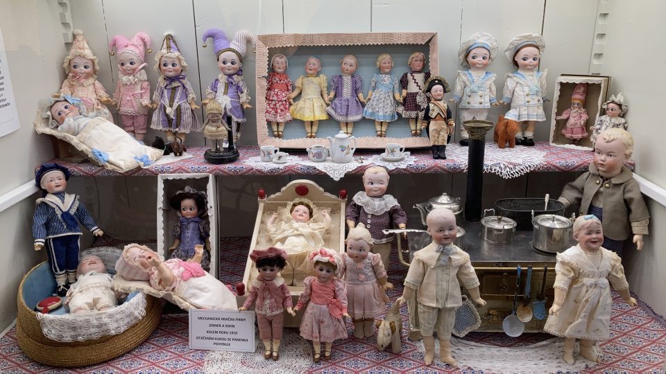 Starožitné panenky německé firmy Googly z roku 1910 v Muzeu hraček Stuchlíkovi v Novém Bydžově