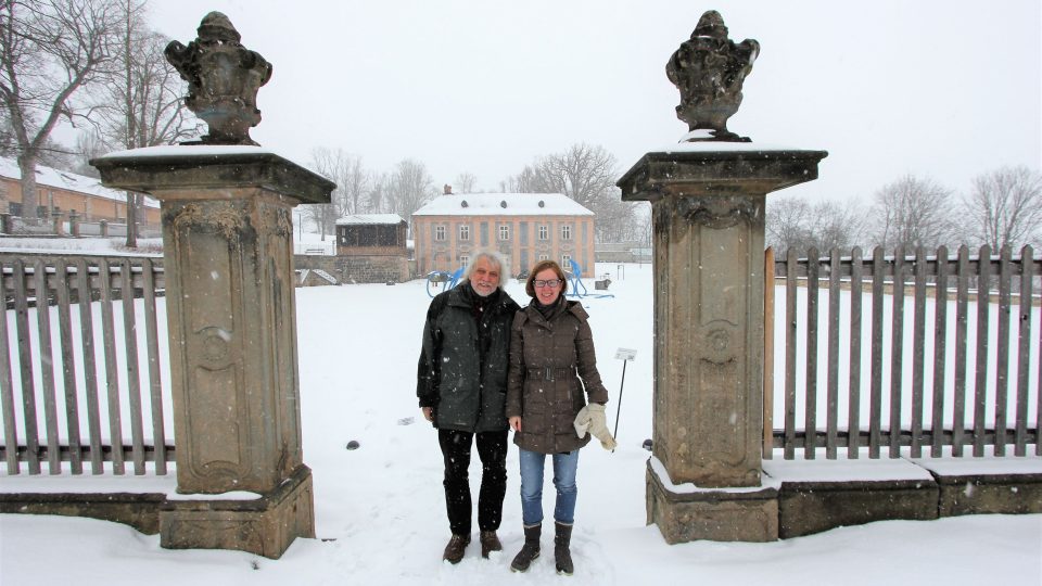 Ladislav Šenkyřík v klášterní zahradě v Broumově spolu s Hanou Fořtovou