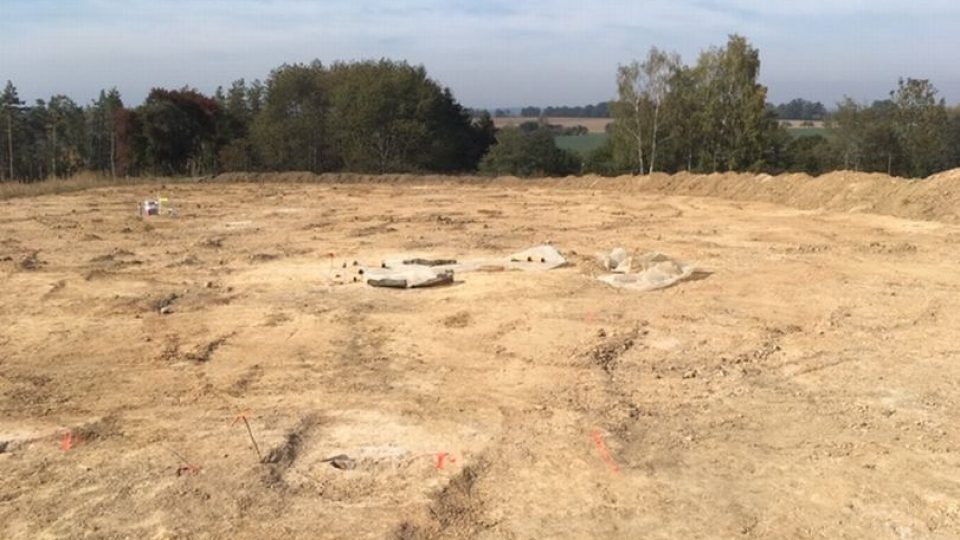 Na poli nedaleko cihelny v Kostelci nad Orlicí probíhá archeologický průzkum