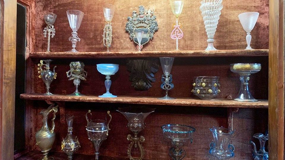 Na zámku v Opočně čistí sbírku vzácného benátského skla