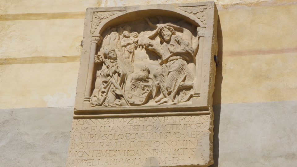 Kamenná deska z doby přestavby původního hradu dokončené v roce 1509 | foto: Miroslav Kobza, Český rozhlas Kamenná deska z doby přestavby původního hradu dokončené v roce 1509