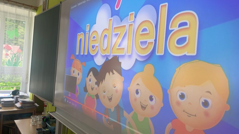 Děti z malotřídky v Suchém Dole na Náchodsku mají jako součást vyučování online výuku polštiny