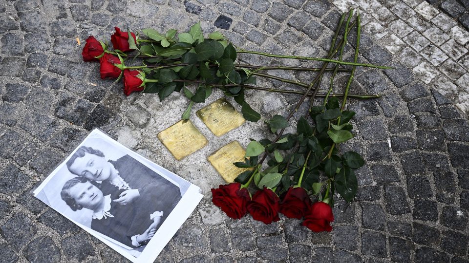 Na Ulrychově náměstí v Hradci Králové před domem číslo 762 jsou v dlažbě tři Stolpersteiny, neboli kameny zmizelých