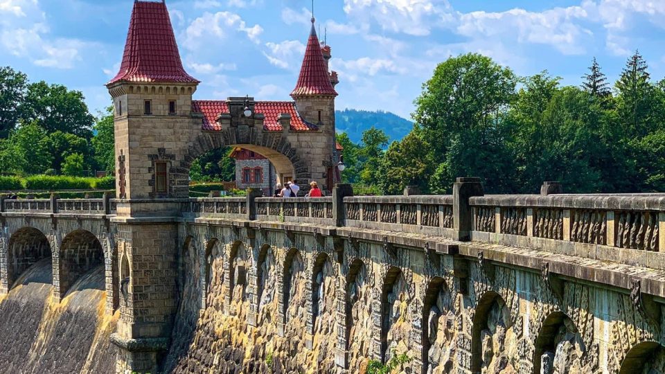 Přehrada Les Království u Dvora Králové nad Labem patří k našim nejkrásnějším vodním stavbám