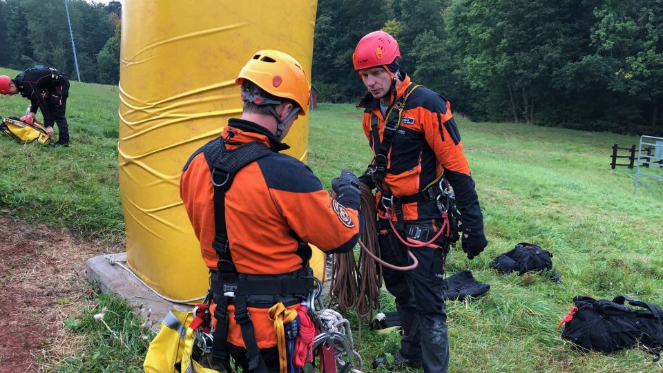 Trutnovští hasiči obsadili lanovku v Mladých Bukách. Cvičili záchranu osob v případě poruchy