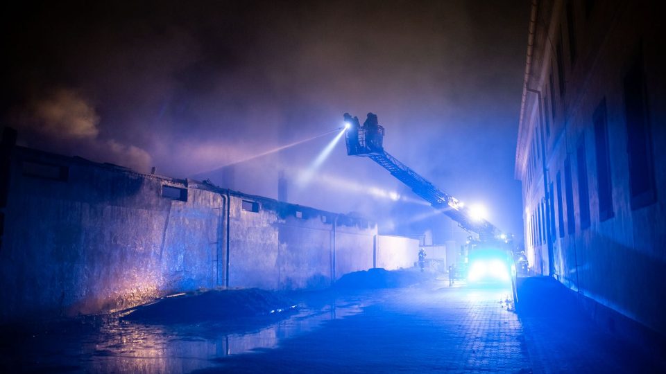 Skladovací hala v Josefově lehla popelem, škoda je 1,2 milionu korun