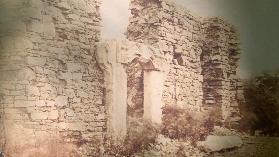 Zaniklý jezuitský zámek ve Starém Rokytníku na Trutnovsku na historické fotografie