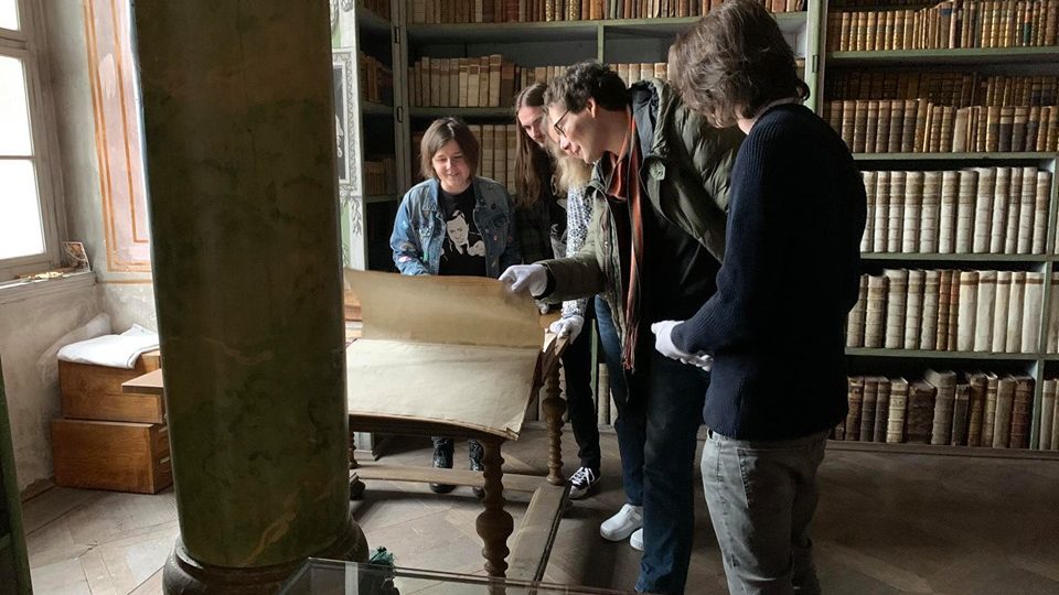 V knihovně broumovského kláštera pomáhají studenti s výzkumem vzácných knih