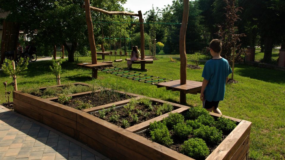 V areálu stacionáře Apropo v Soudné v Jičíně vznikla nová zahrada s herními a edukativními prvky