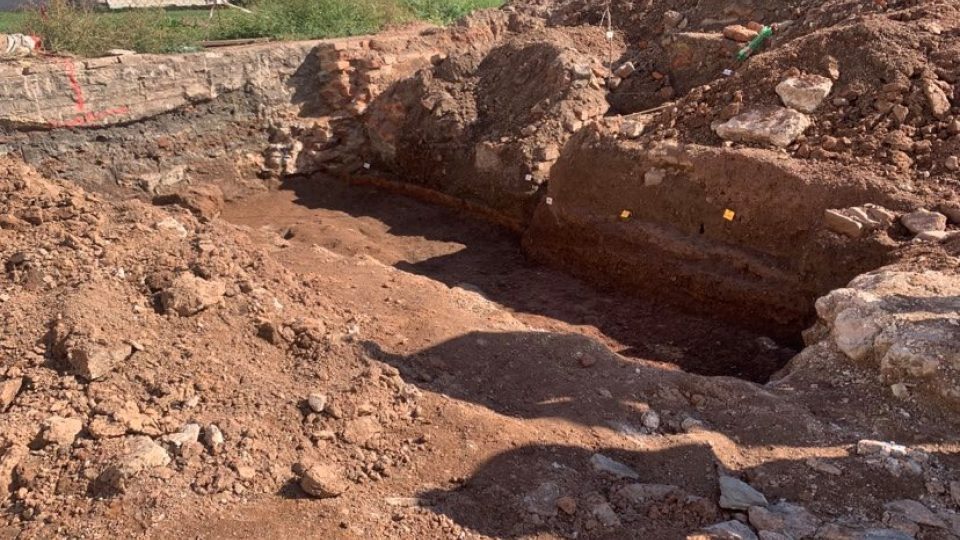 V centru Náchoda našli archeologové při odborném výzkumu řadu předmětů ze 14. a 15. století