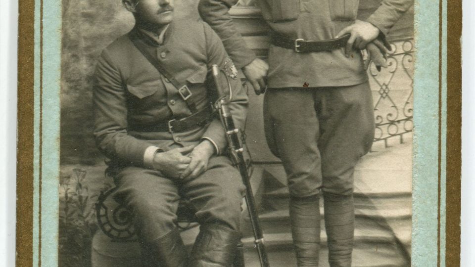 Český legionář v Rusku František Chramosta (sedící ještě jako Rakousko-uherský voják ve 4. mysliveckém pluku)
