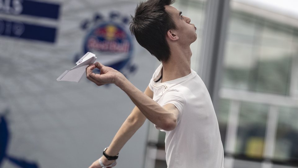 Antonín Kolář při závodech Mistrovství světa v hodu papírovou vlaštovkou
