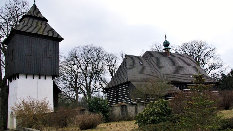 Skvostem slavoňovské farnosti je roubený kostel sv. Jana Křtitele. Společně se zvonicí a roubenou márnicí je zapsaná na seznamu památek UNESCO