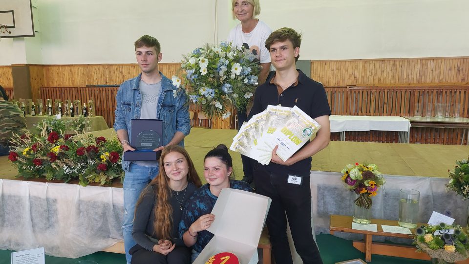 Vítězné družstvo ze Střední odborné školy Jarov - Praha s kyticí, která získala nejvyšší ohodnocení
