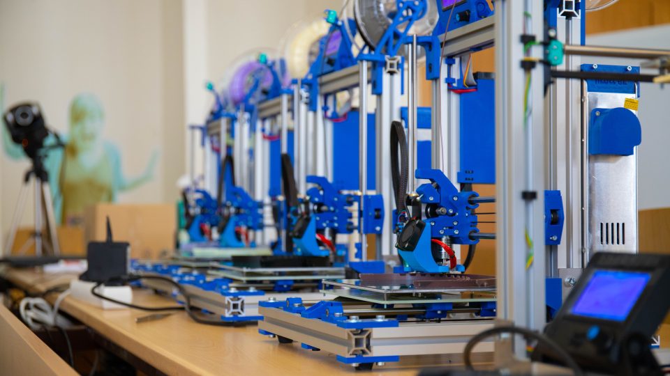Střední škola a vyšší odborná škola aplikované kybernetiky v Hradci Králové vyrábí na 3D tiskárnách ochranné štíty pro zdravotníky