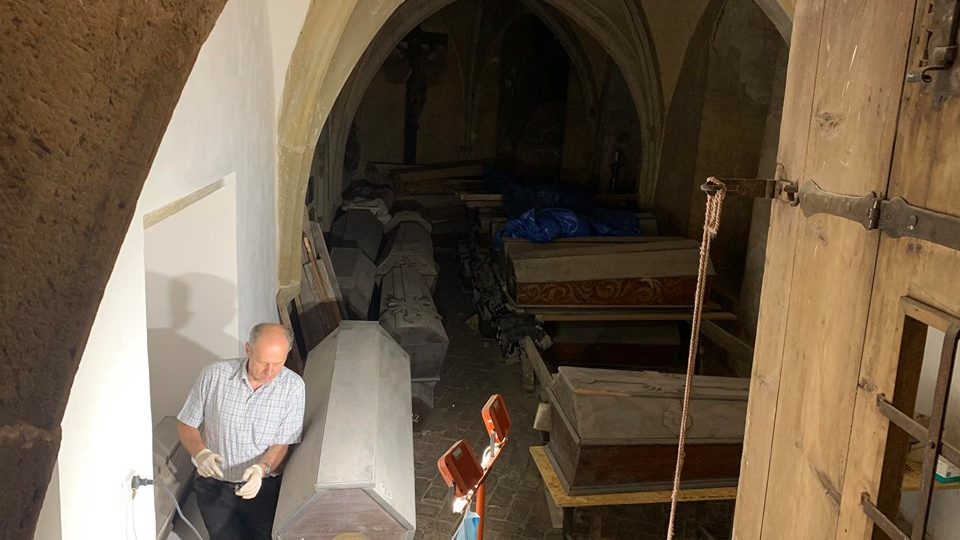 V kryptě kostela svatého Mikuláše v Jaroměři jsou uložené zachovalé mumie měšťanů z 18. století