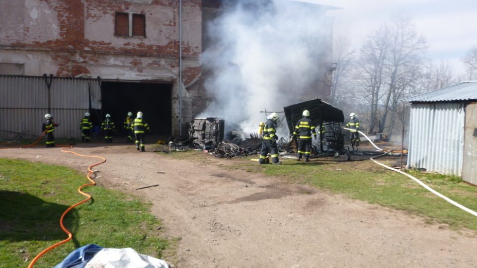 Sedm jednotek hasičů bylo zalarmováno kvůli požáru kůlny v Martínkovicích na Náchodsku