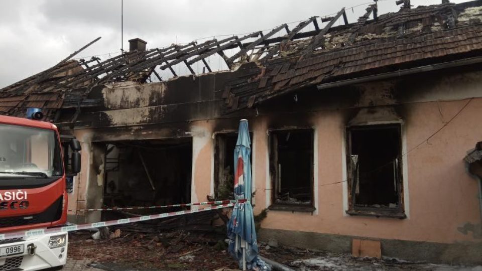 Požár ve Skuhrově nad Bělou zničil autodílnu