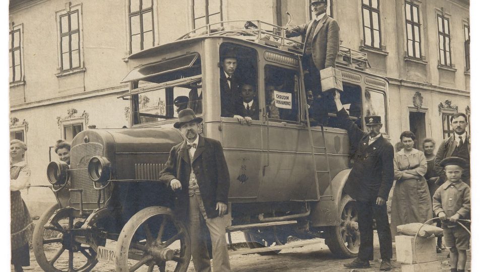 Poštovní autobus Laurin & Klement jezdící na trati Chrudim – Trhová Kamenice, poč. 20. stol.