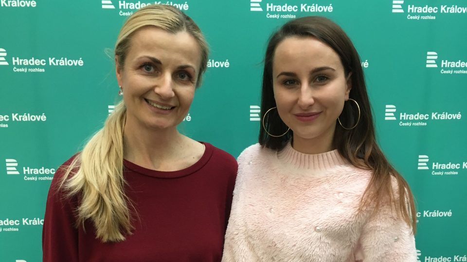 Eliška Machačová ve studiu Českého rozhlasu Hradec Králové spolu s Romanou Pacákovou