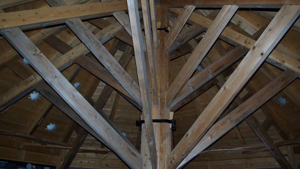 Dřevěná nástavba Muzea Vápenka kombinuje tradiční tesařské postupy, vazbu dřeva ve dřevě bez kovových spojů a spoje s moderními tvary konstrukce