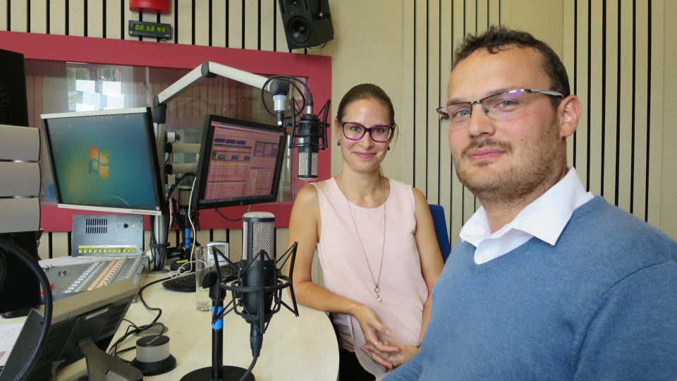 Lenka Kašparová a Michal Strobach ve studiu Českého rozhlasu Hradec Králové