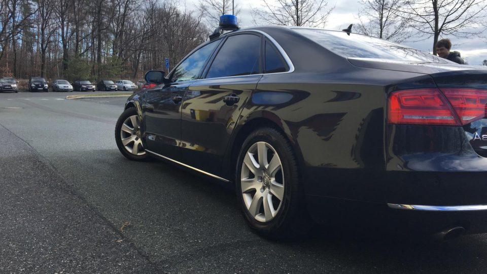 Čtyřlitrová Audi A8 je novým pomocníkem oddělení dopravní policie v Pravech