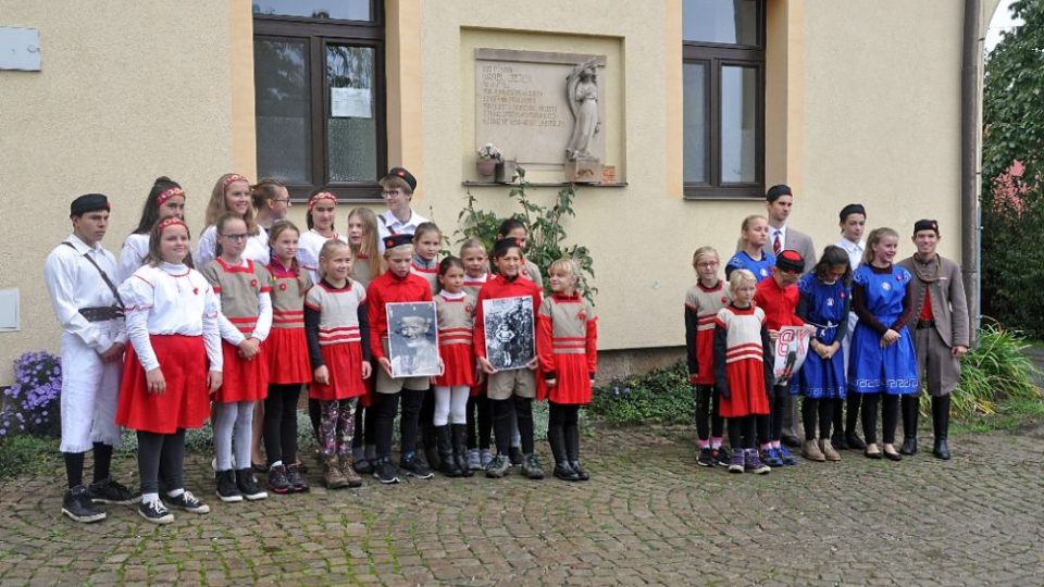 Odhalení sokolského Kamene zmizelých Karlu Ježkovi před školou v Doubravici u Dvora Králové nad Labem