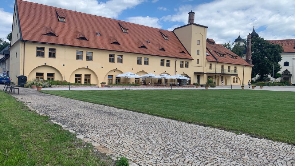 V Domově sv. Josefa v Žirči u Dvora Králové nad Labem chybí fyzioterapeuti a ergoterapeuti