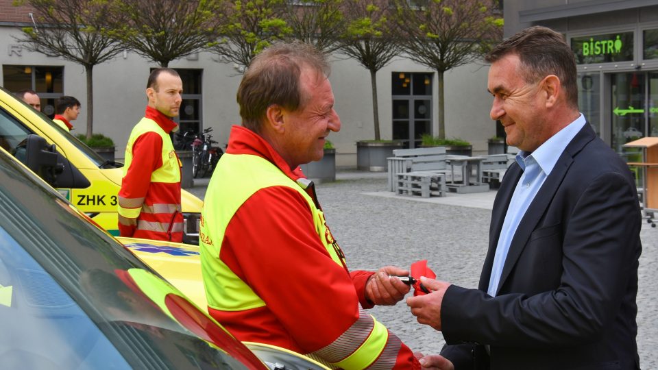 Záchranářský vozový park doplnila pětice nových sanitek