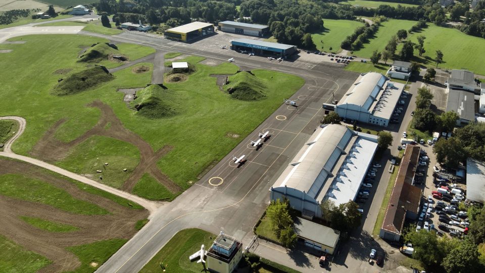 Letiště v Hradci Králové chystá výstavbu multifunkční haly a pyšní se zkušebnou leteckých motorů