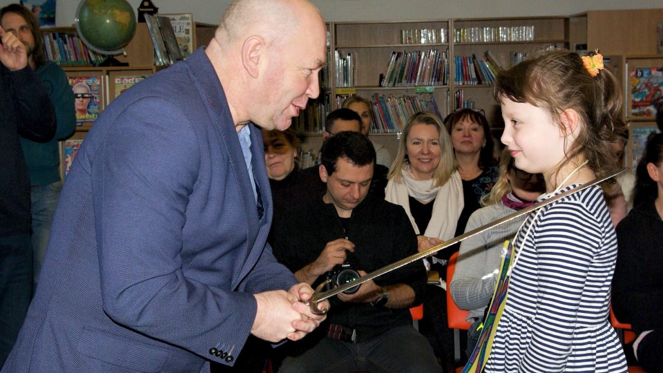 Prvňáčci mají za sebou pasování na čtenáře v Knihovně Václava Čtvrtka v Jičíně