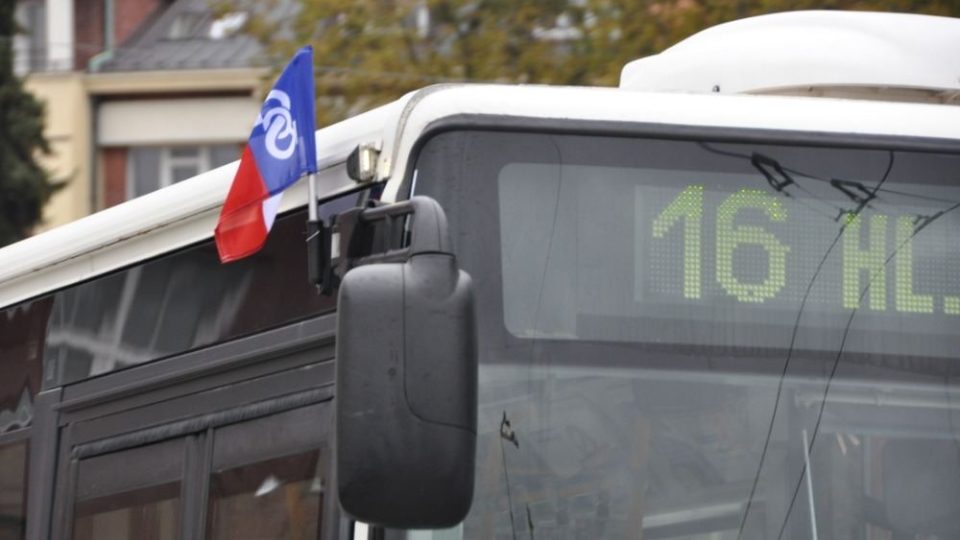 Na trolejbusech a autobusech městské hromadné dopravy v Hradci Králové vlály sokolské vlajky