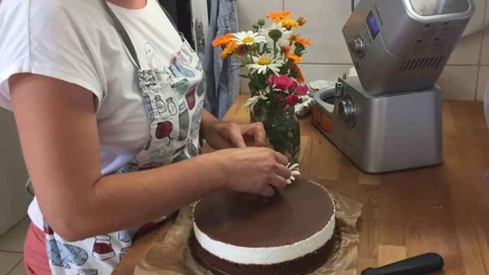Jana Středová ze Smiřic připravuje čokoládový dort s chilli