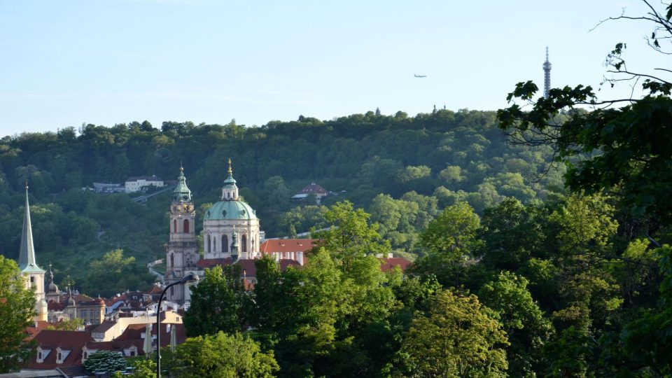 Z Chotkových sadů je krásný výhled i ke Kostelu sv. Mikuláše a Petřínu