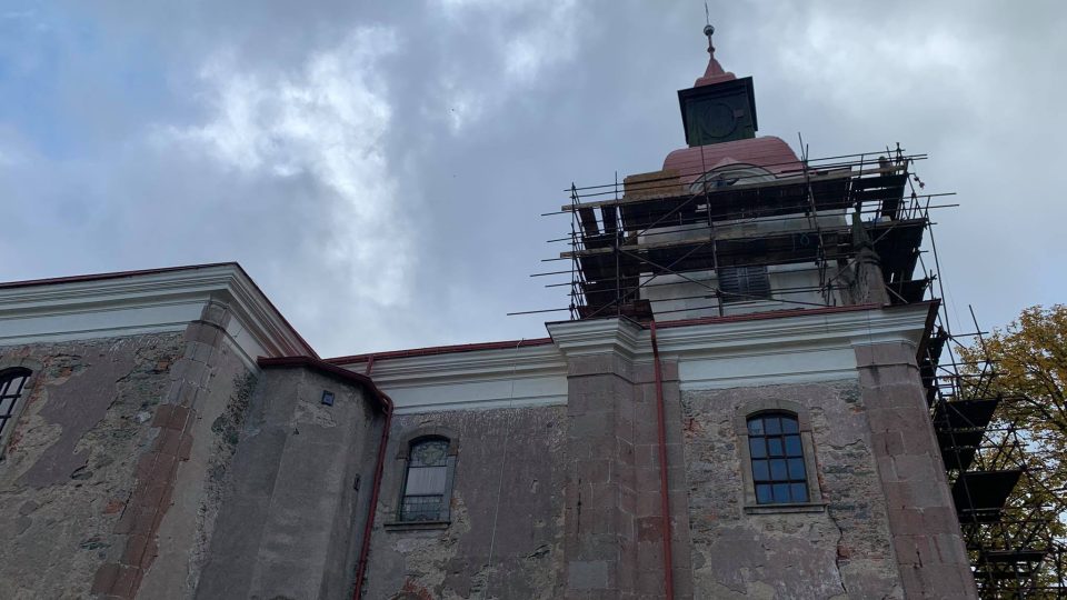 Kostel v Žacléři opravují řemeslníci. Sakrální stavba v sobě skrývá jeden velký skleněný unikát