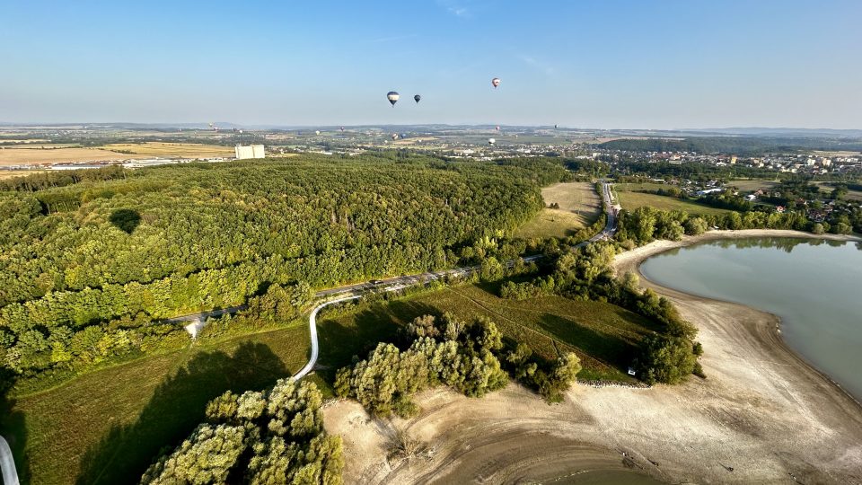 Tři desítky horkovzdušných balonů zaplnily nebe nad vodní nádrží Rozkoš