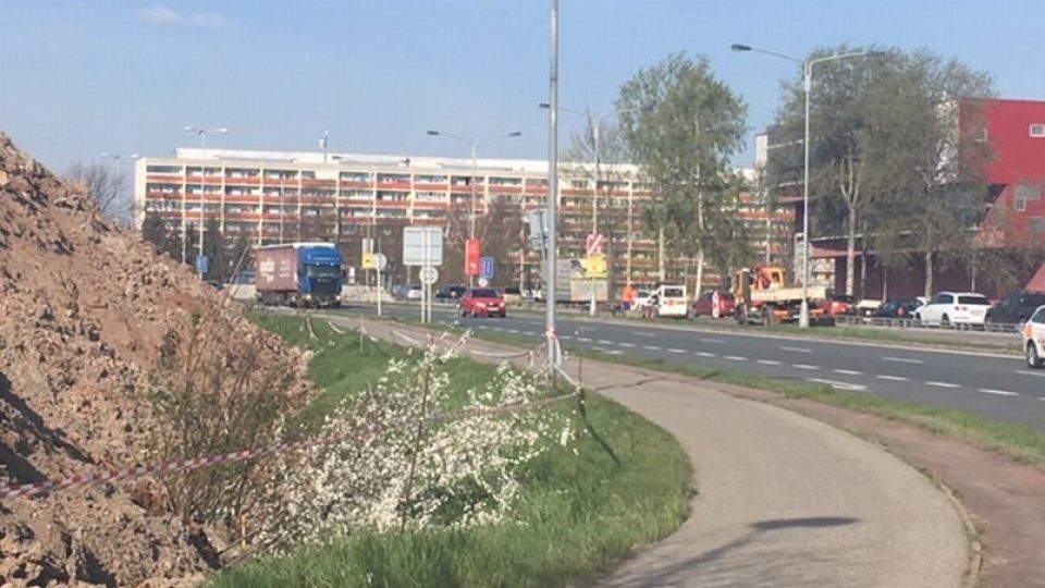 V Hradci Králové pokračuje oprava silnice v okolí Labského mostu na městském okruhu
