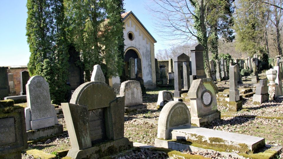 Část  židovského hřbitova s nejnovějšími náhrobky z  20. století   Foto Vlaďka Wildová.JPG