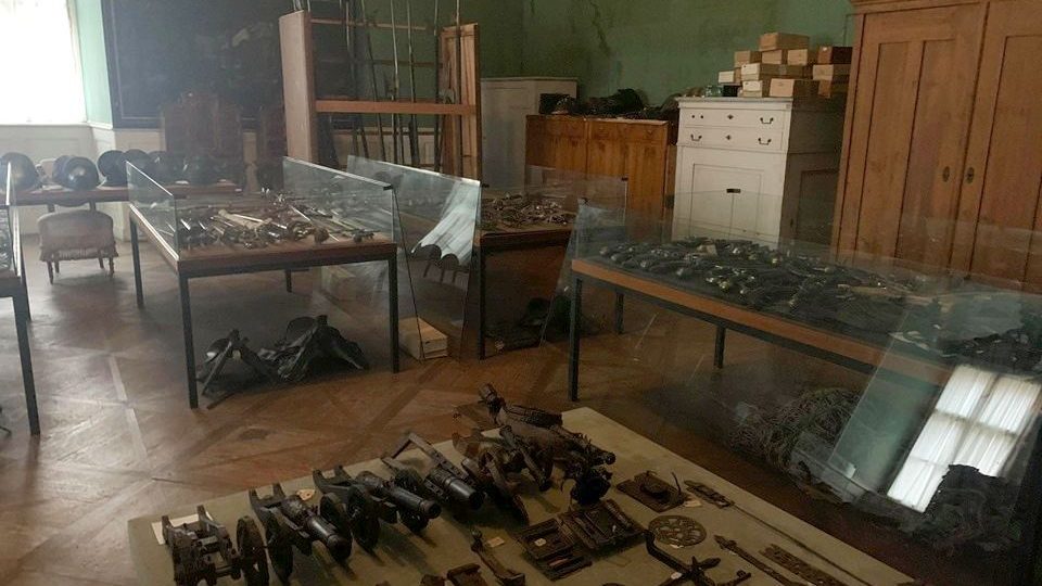 Správa opočenského zámku předělává depozitáře zbraní na expozice