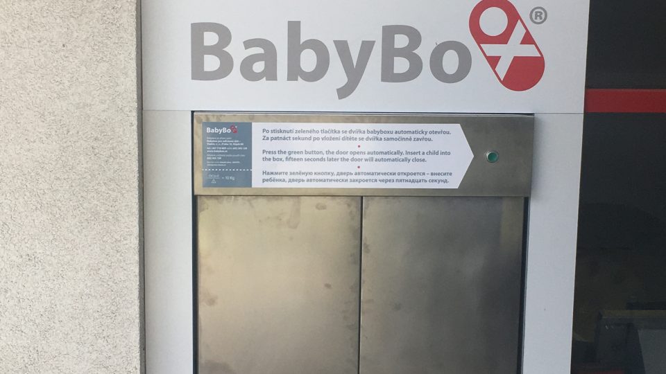 Babybox nové generace je umístěn na budově záchranky v Hradci Králové