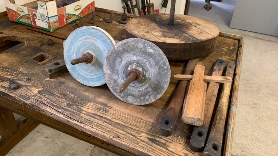 Historické pracovní stoly na broušení drahých kamenů získalo Muzeum Chalupění v Radči u Úpice