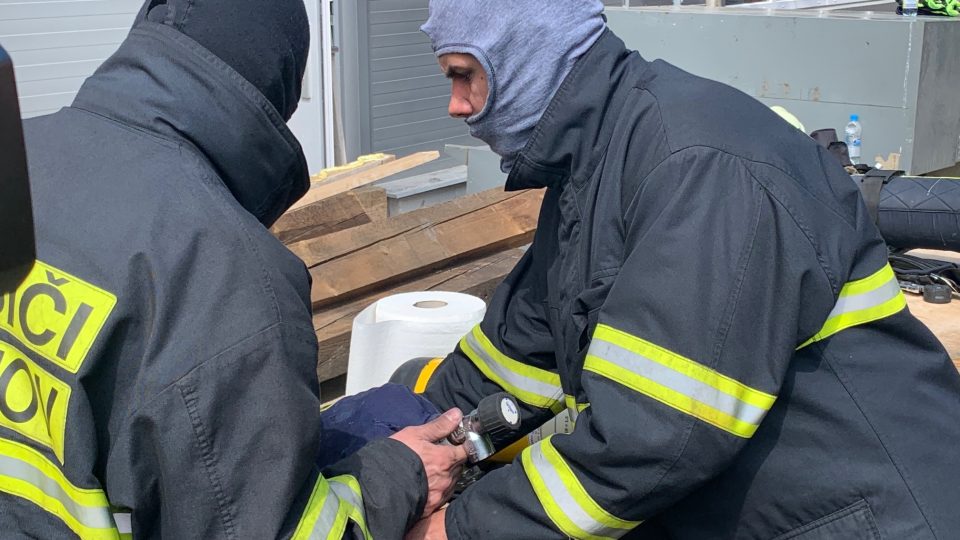 Zhruba stovce hasičů z celého Náchodska se podařilo dostat pod kontrolu požár v areálu firmy Hauk v Polici nad Metují