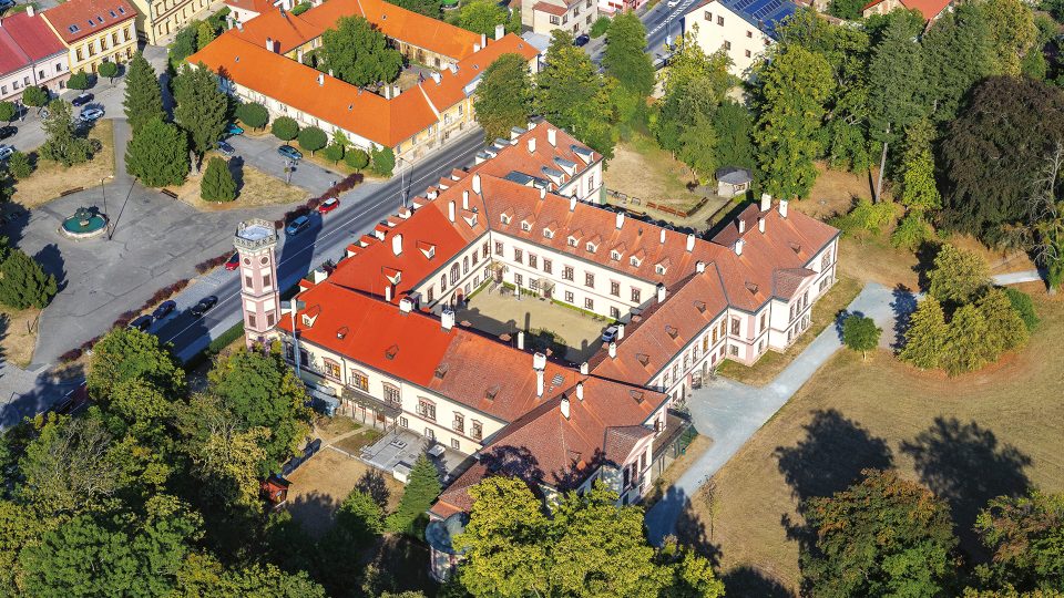 Zámek Heřmanův Městec je výrazná pozdně barokní jednopatrová budova pocházející z roku 1784, která byla posléze klasicistně přestavěna a novobarokně dostavěna